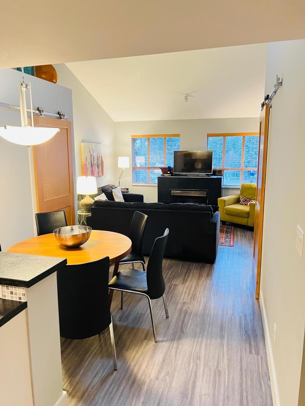 Tyndalstone Lodge 3 Bedroom In The Heart Of Village North Whistler Bagian luar foto