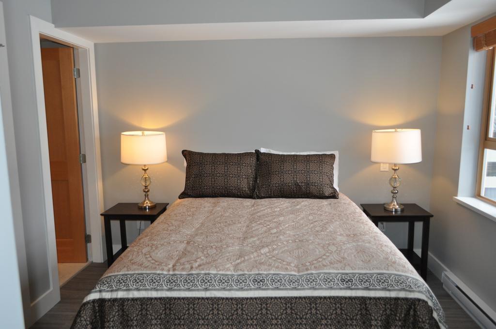 Tyndalstone Lodge 3 Bedroom In The Heart Of Village North Whistler Bagian luar foto