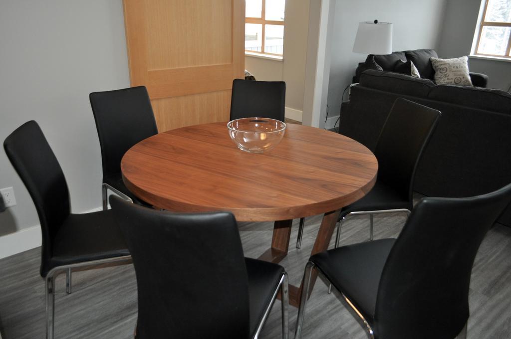 Tyndalstone Lodge 3 Bedroom In The Heart Of Village North Whistler Bagian luar foto